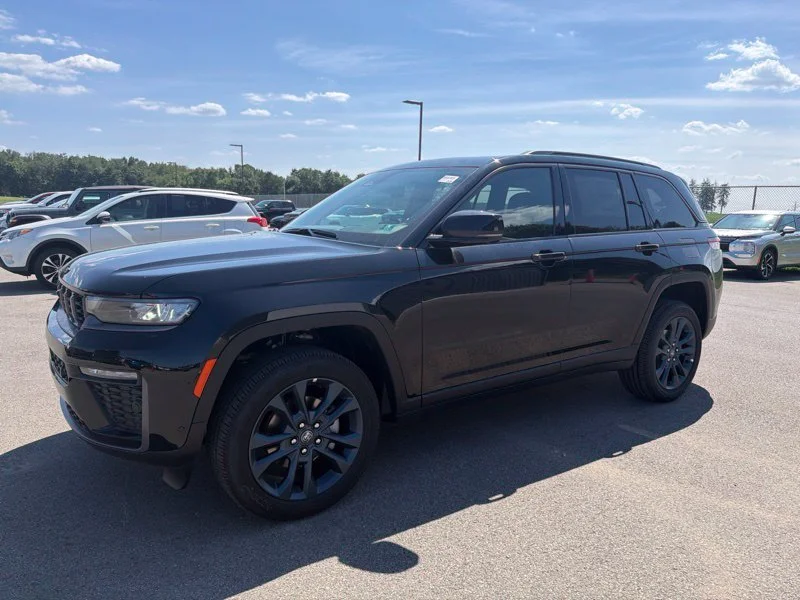 New 2026 Diamond Black Crystal Pearl-Coat Exterior Paint Jeep  image 7