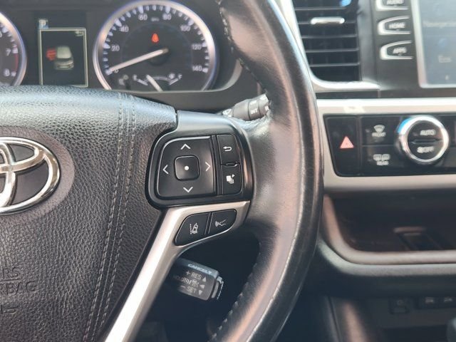 Used 2017 White Toyota XLE image 30
