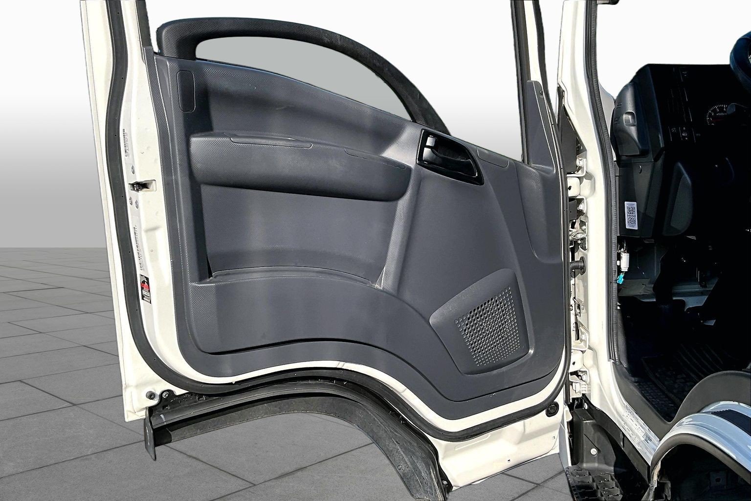 Used 2024  ISUZU  image 19