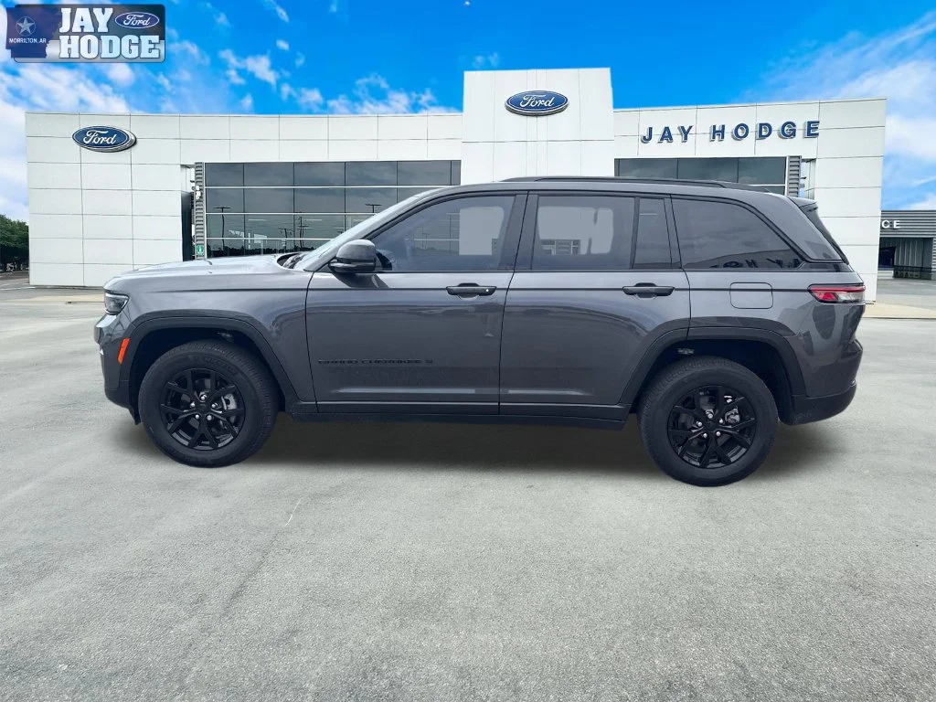 Used 2025 Gray Jeep Altitude image 3