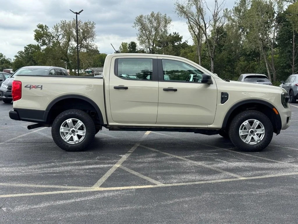Used 2025 Beige Ford XL image 3