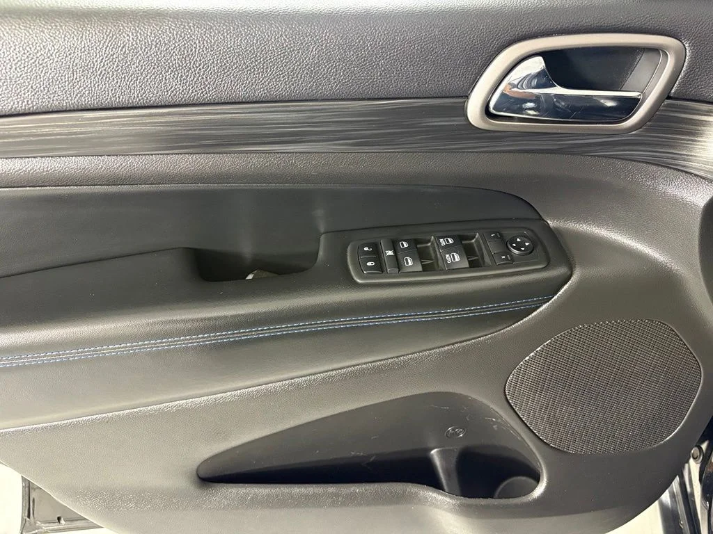 Used 2019 Black Jeep Laredo image 23