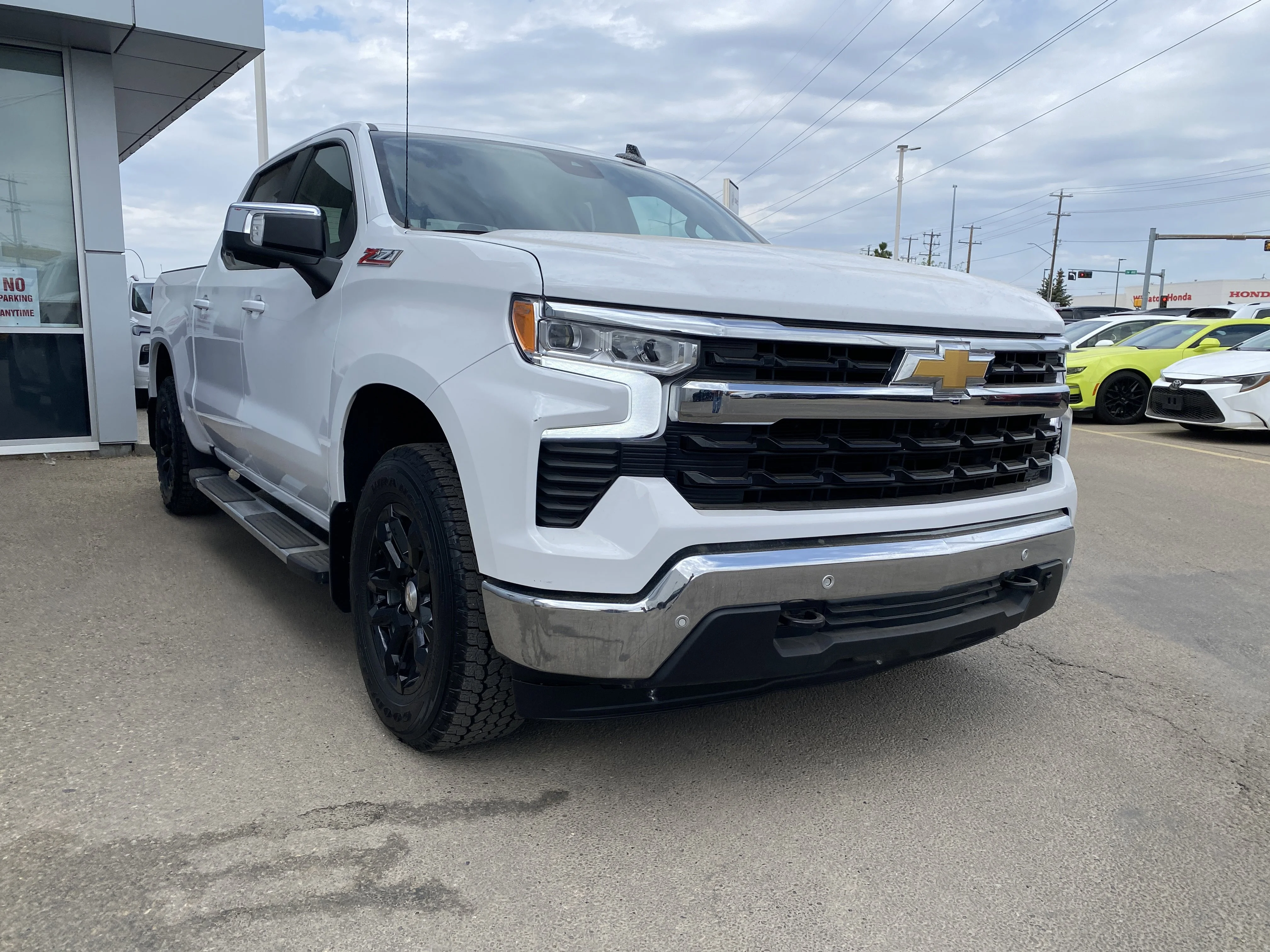 Used 2024 White Chevrolet LT Crew Cab * TOW PACKAGE * 360 CAMERA * NAVIGATION * image 6