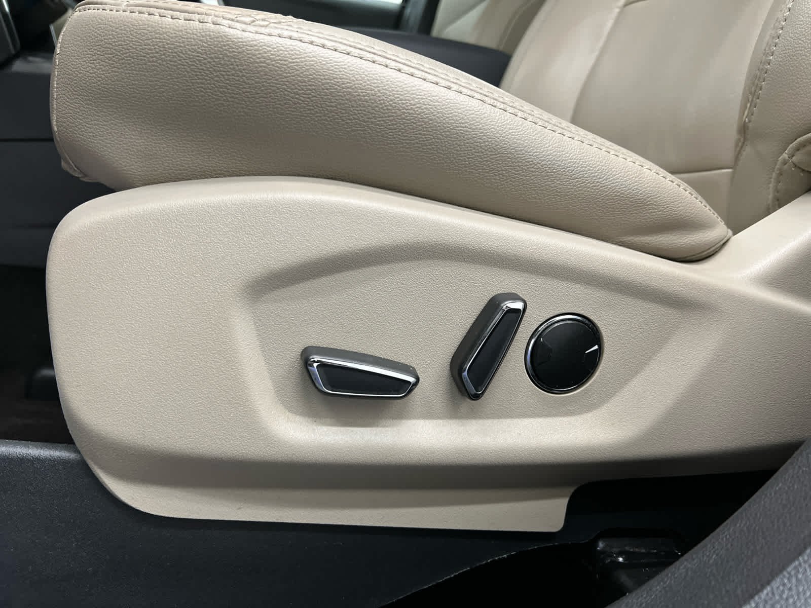Used 2018 Magnetic Metallic Ford XLT image 12