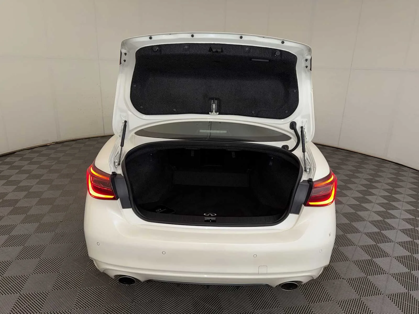 Used 2023 Majestic White INFINITI LUXE image 22