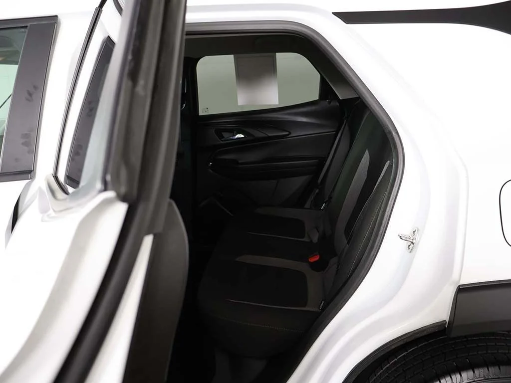 Used 2025 White Chevrolet LT image 27