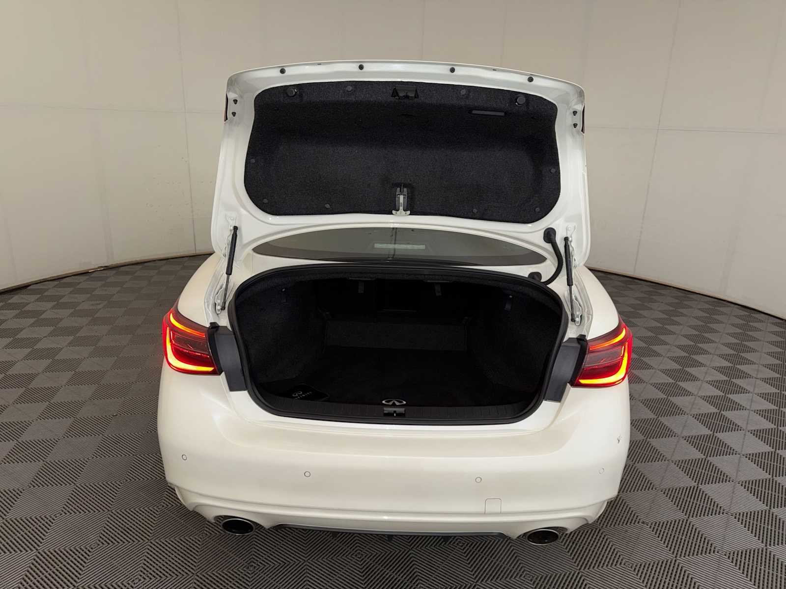 Used 2023 Majestic White INFINITI LUXE image 22