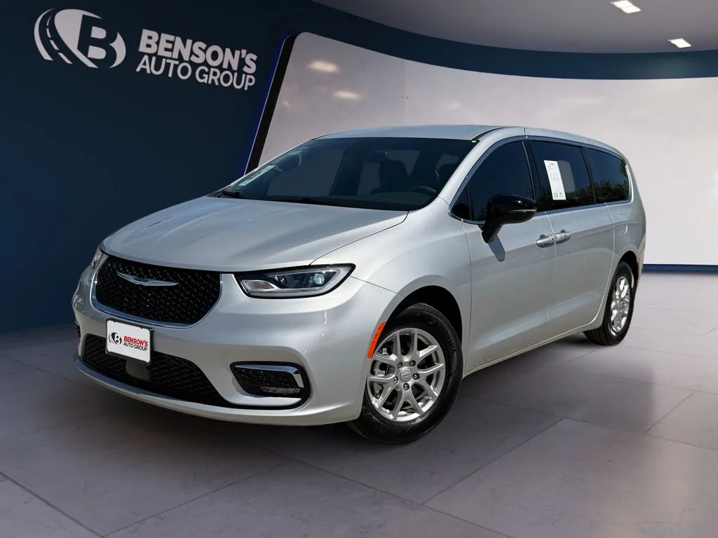 2026 Chrysler Pacifica Select's photo