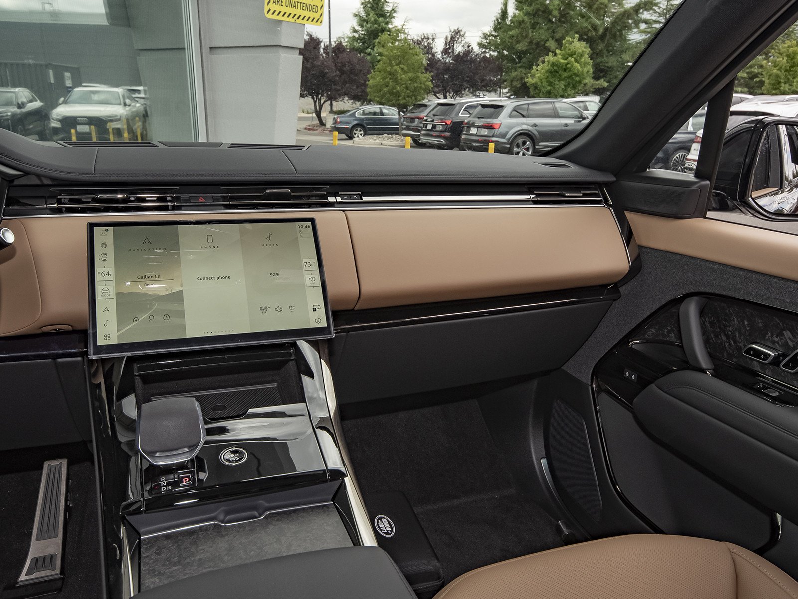 New 2026 Santorini Black Land Rover Dynamic SE image 38