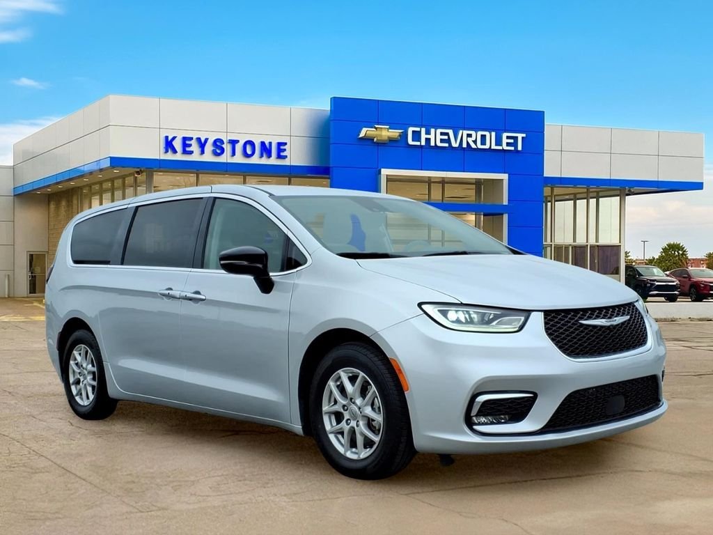 2024 Chrysler Pacifica Touring L's photo