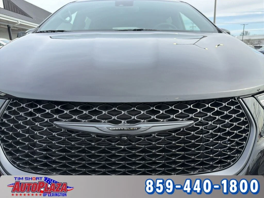 Used 2025 Black Chrysler Limited image 40