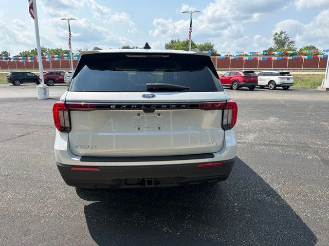 New 2026 Space White Metallic Ford Active image 4