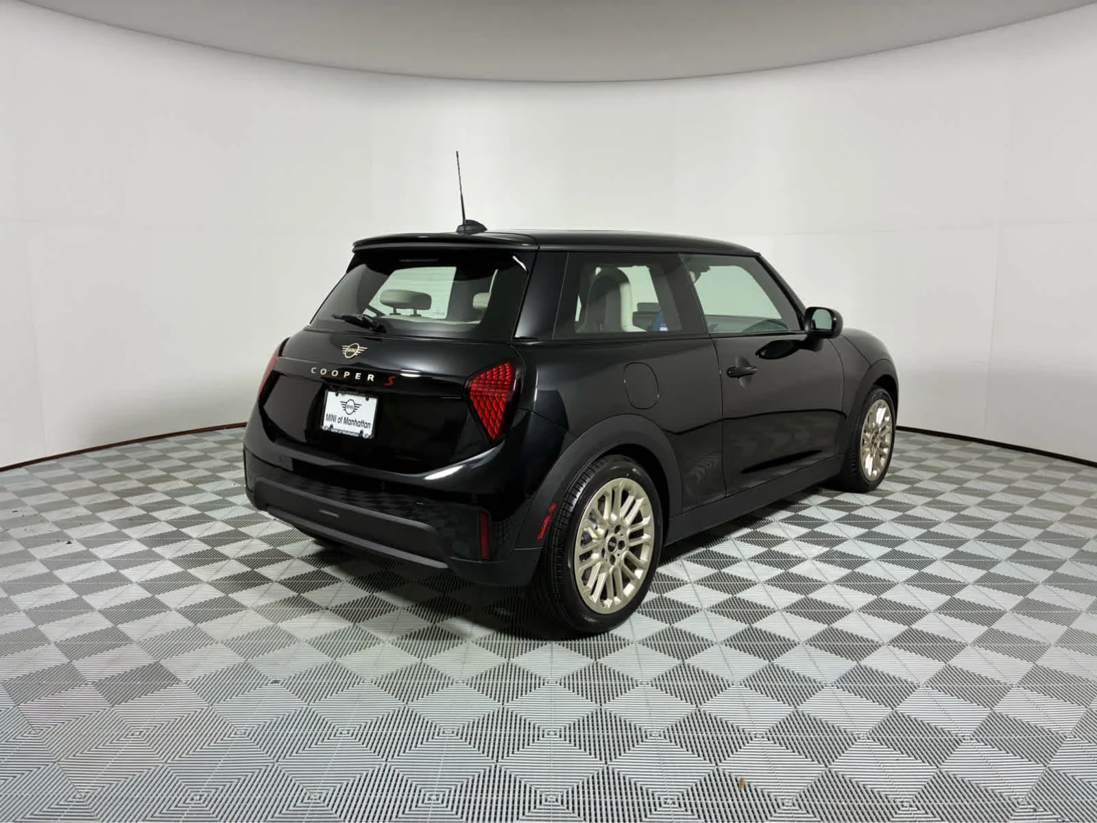 New 2026 Midnight Black II Metallic MINI Signature Plus image 3