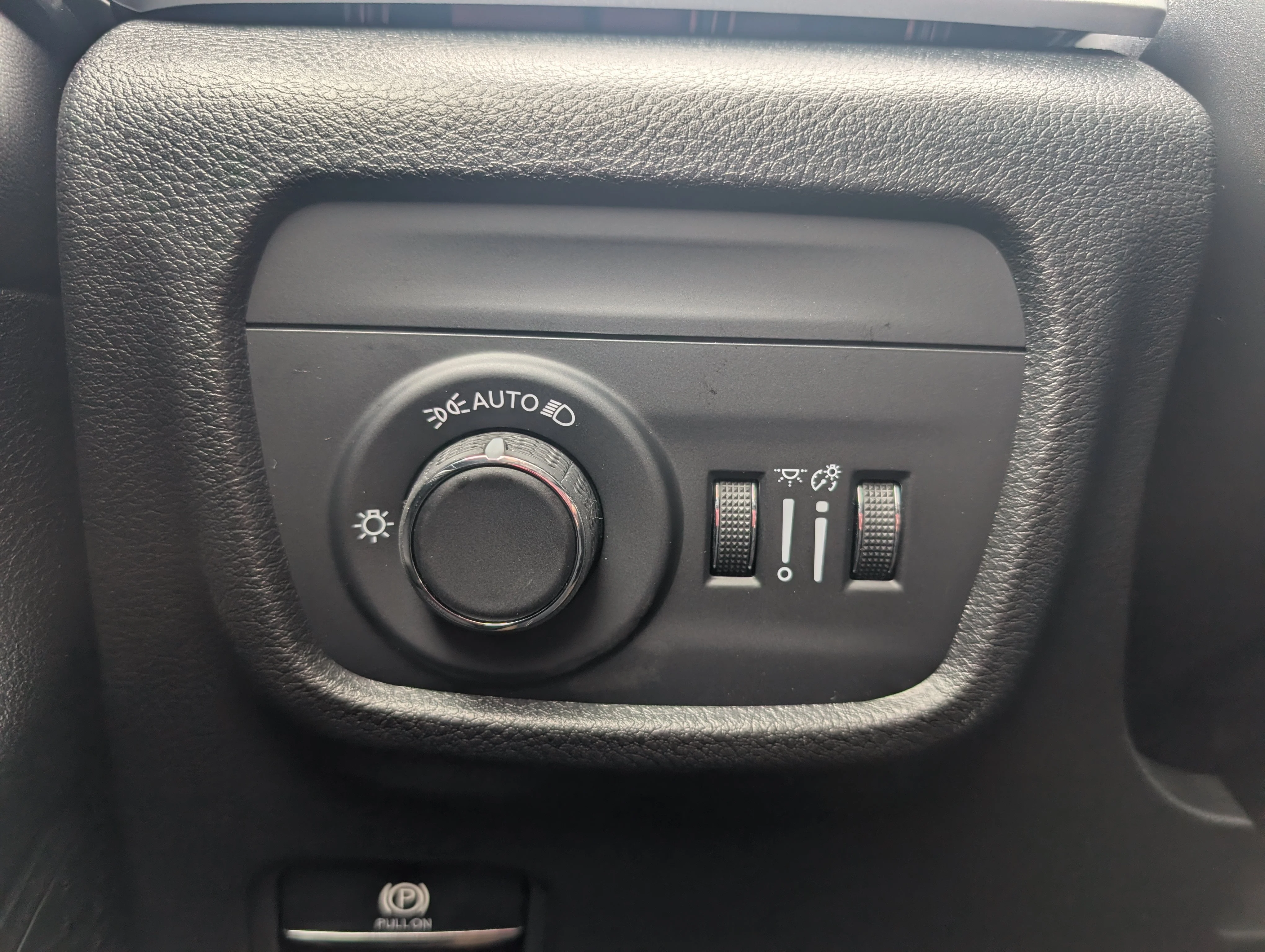 New 2025 Silver Zynith Jeep Altitude image 25