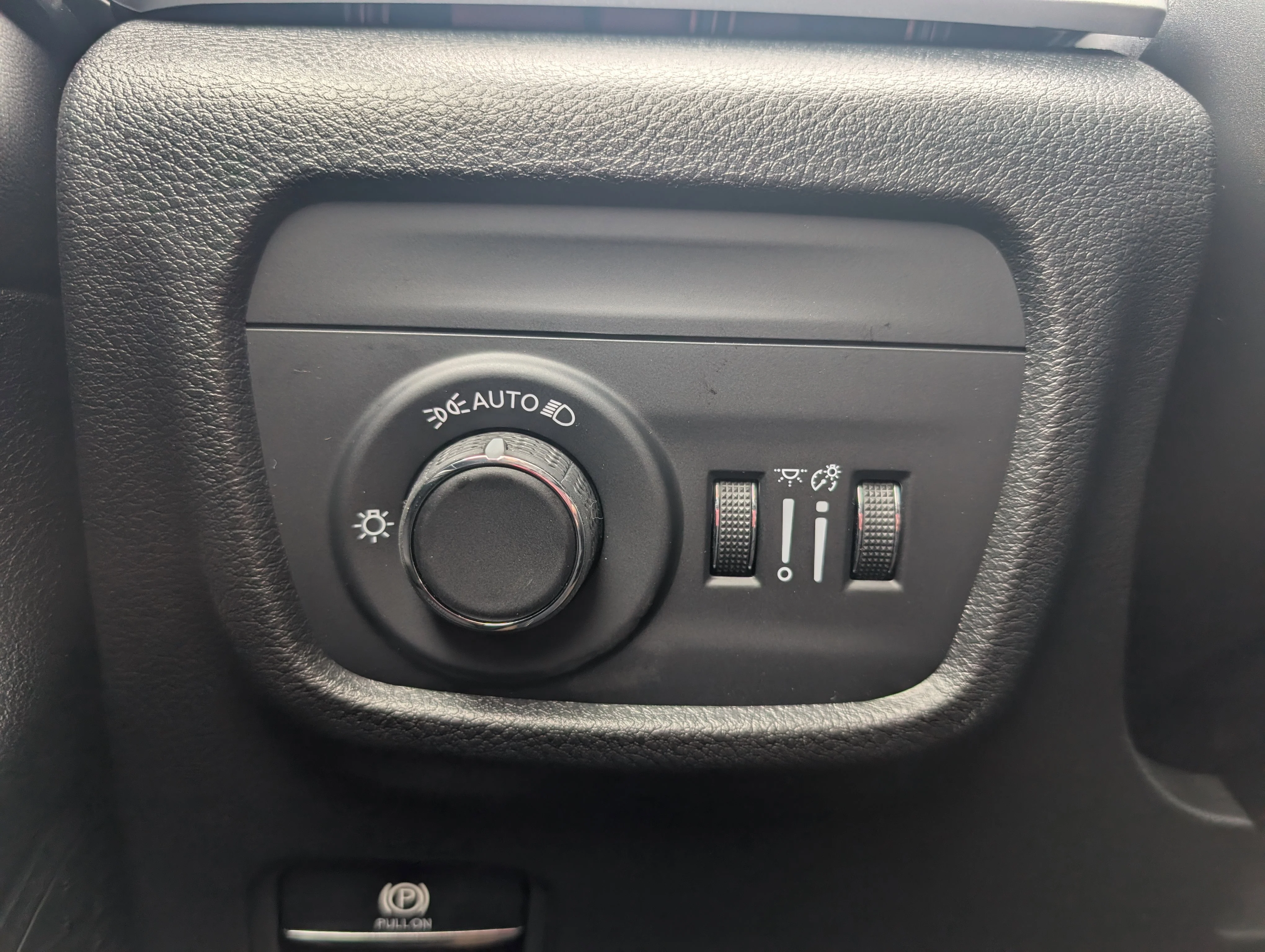 New 2025 Silver Zynith Jeep Altitude image 25