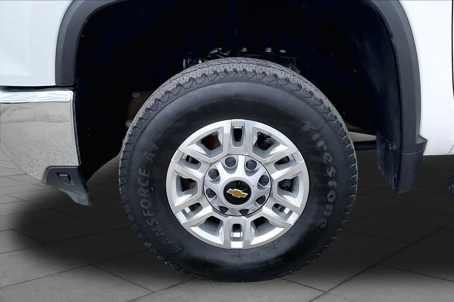 Used 2025 Summit White Chevrolet LT image 10