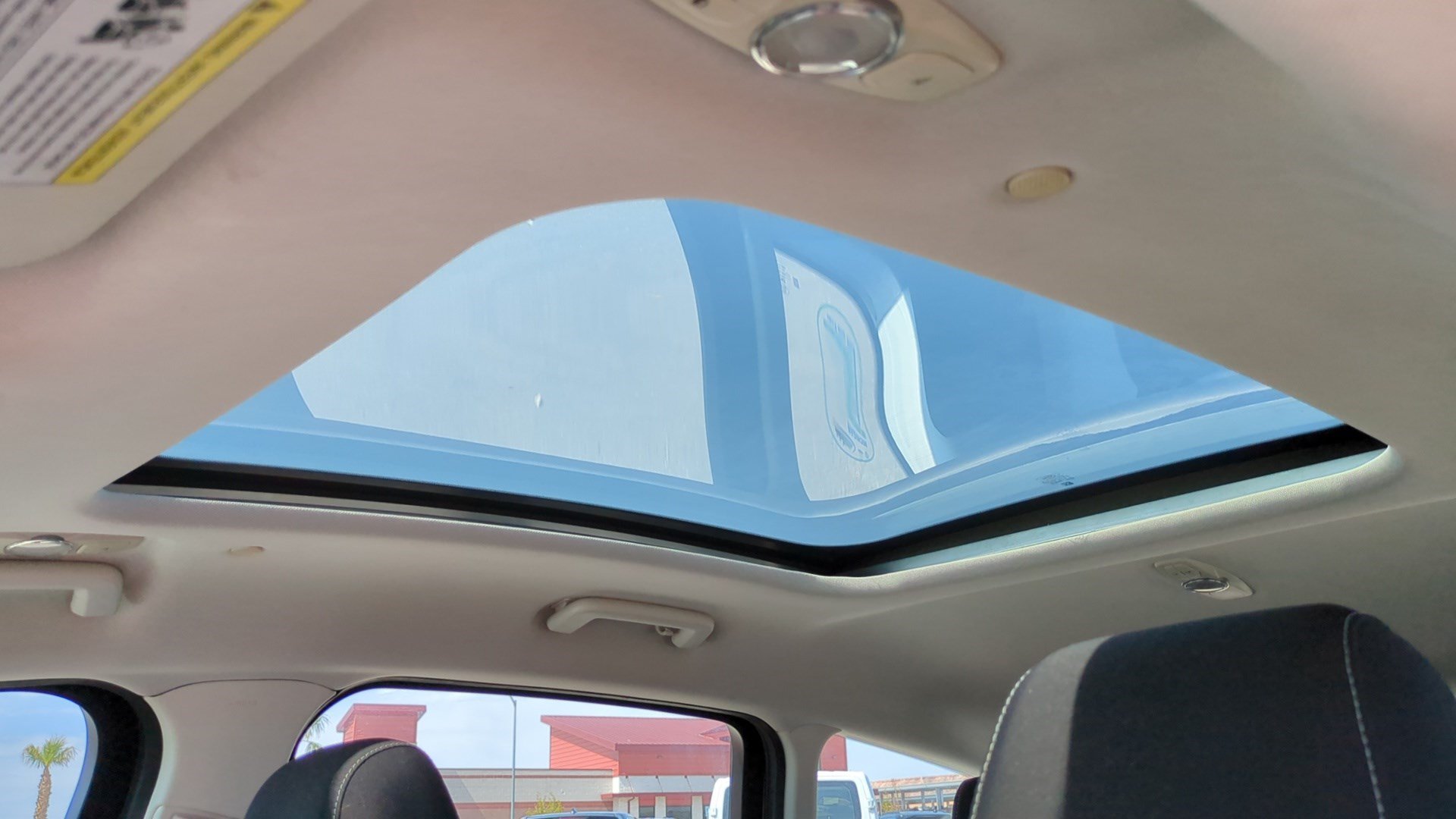 Used 2015 White Platinum Clearcoat Metallic Ford SE image 15