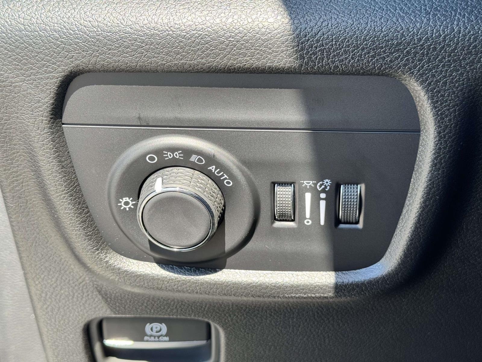 New 2025 Silver Zynith Exterior Paint Jeep Altitude X image 8