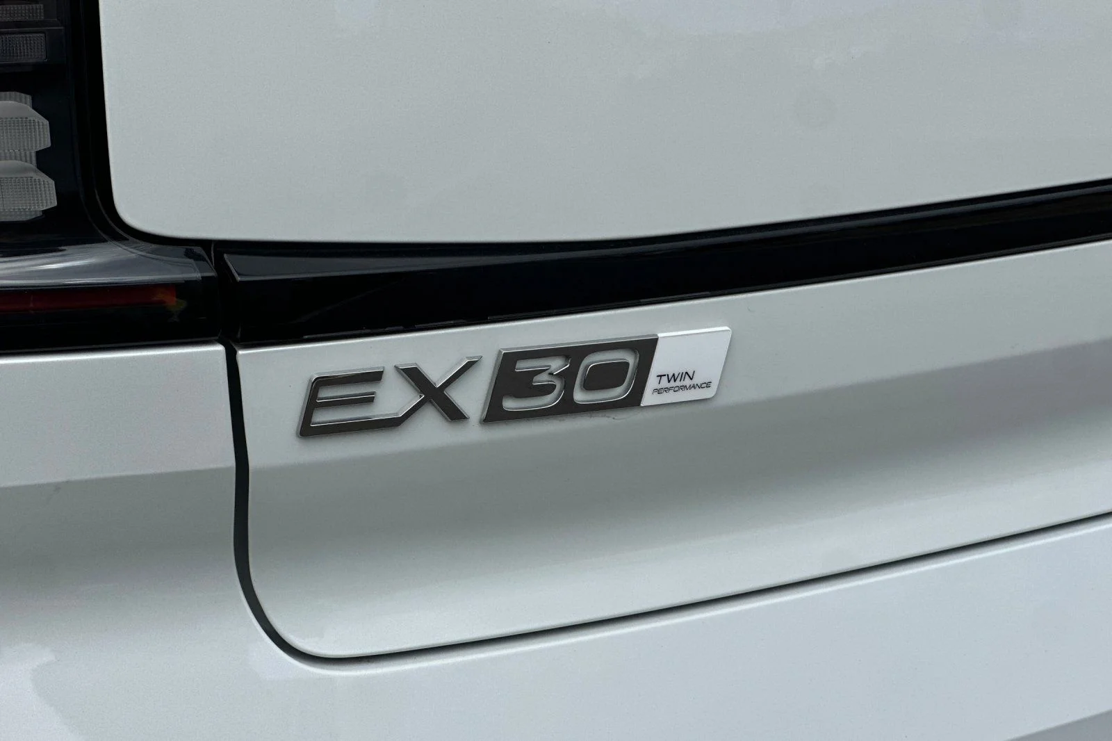 New 2026 Crystal White Volvo Plus image 24