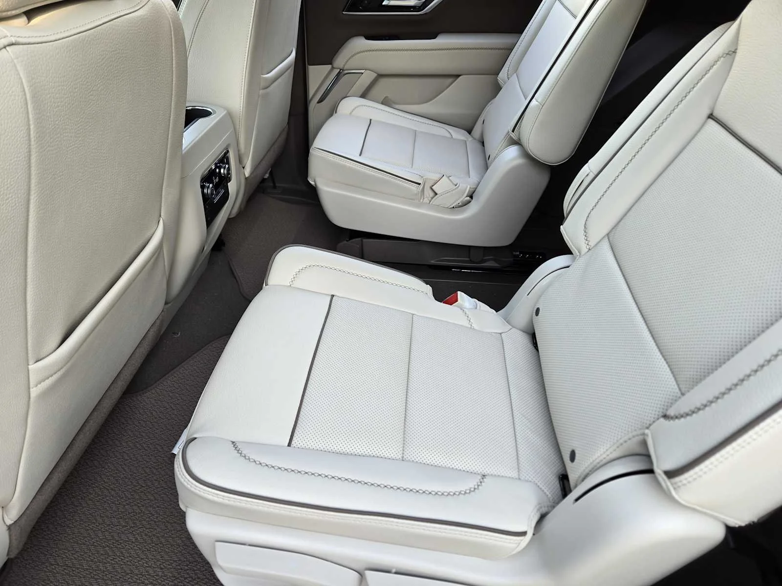 2027 GMC Yukon Denali - Photo 18