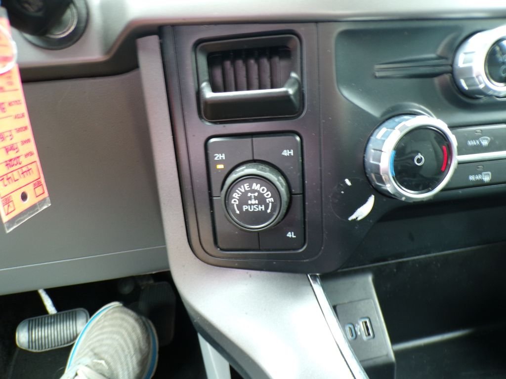 Used 2024 Black Metallic Ford XLT image 18