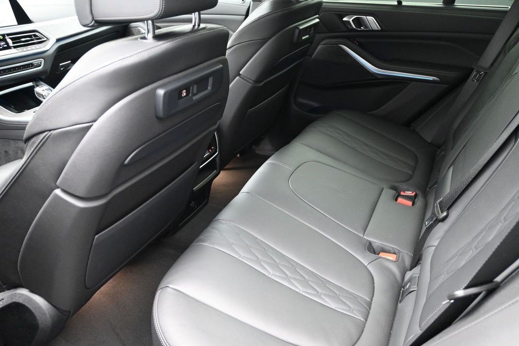 Used 2022 Black Sapphire Metallic BMW xDrive45e image 18
