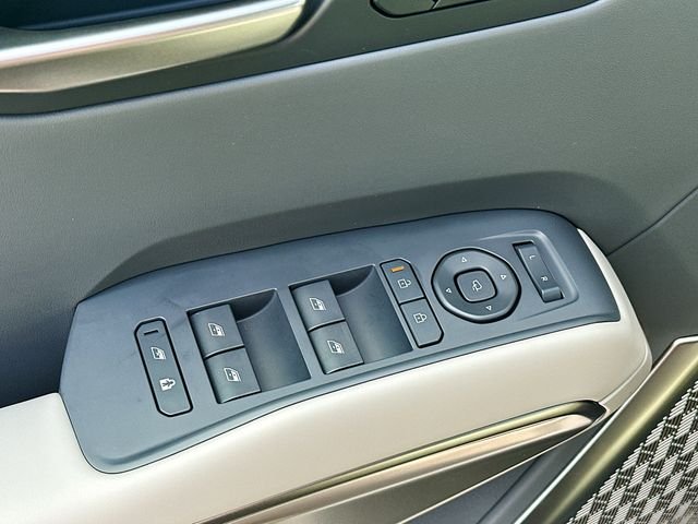 New 2026 Glacial White Pearl Kia Wind AWD image 18