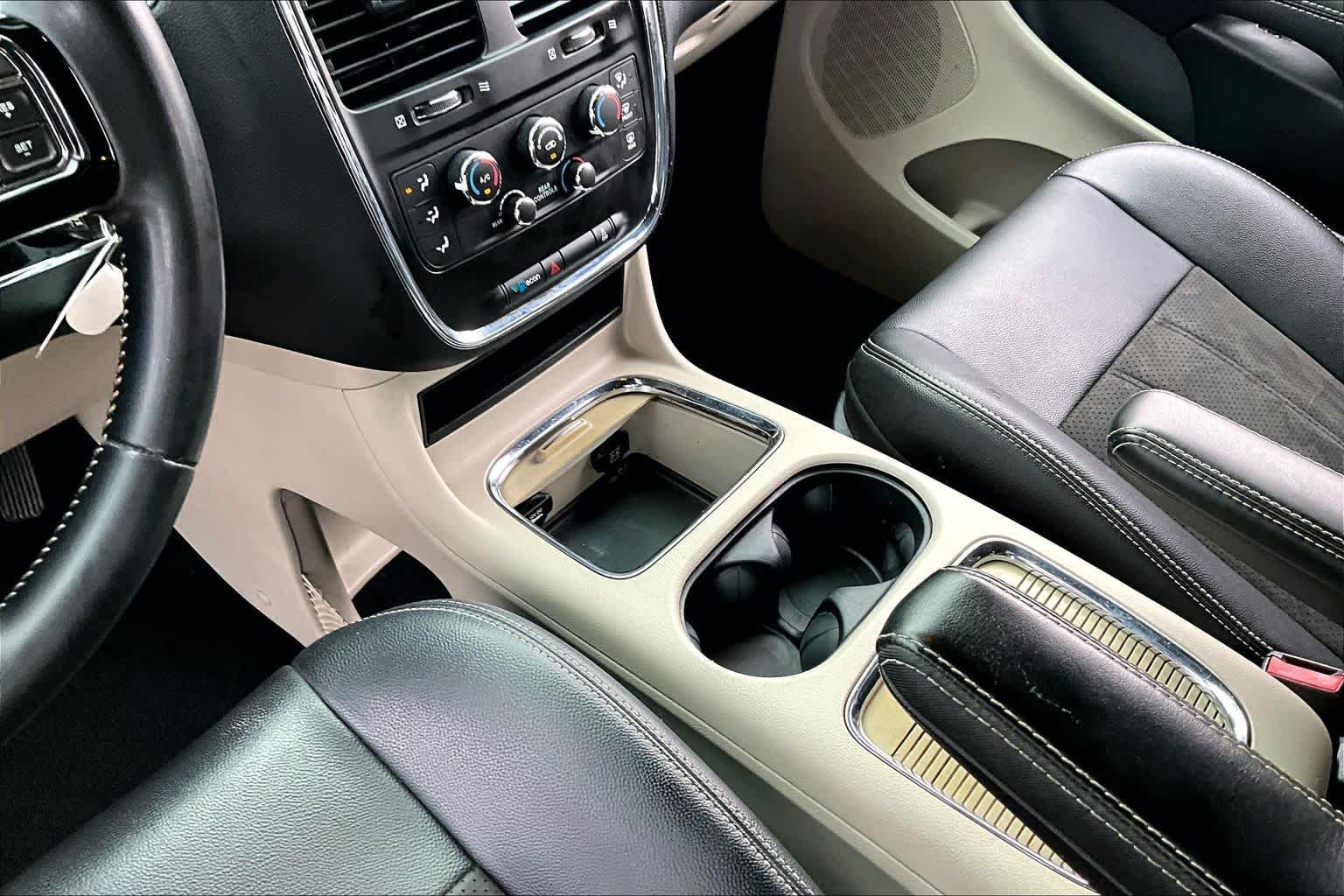 Used 2020 Granite Pearlcoat Dodge SXT image 17