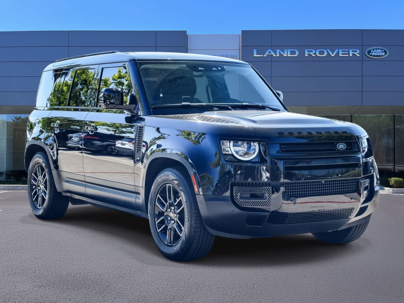 Used 2023 Santorini Black Metallic Land Rover S image 3