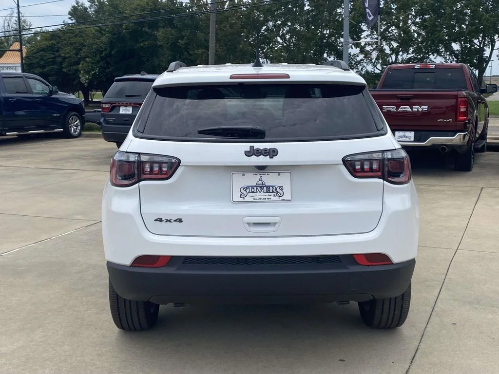 New 2026 Bright White Clear-Coat Exterior Paint Jeep Latitude Altitude image 35