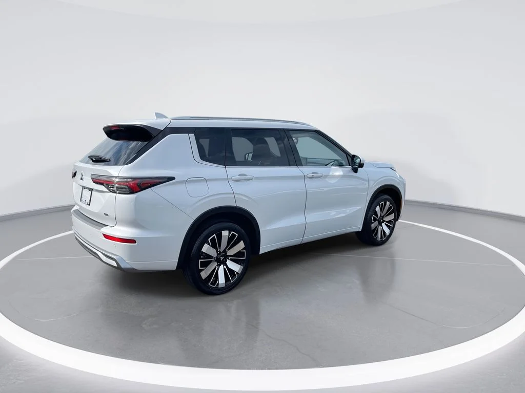 Used 2025 Silver Mitsubishi SEL image 8