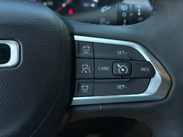 Used 2024  Jeep Limited image 15