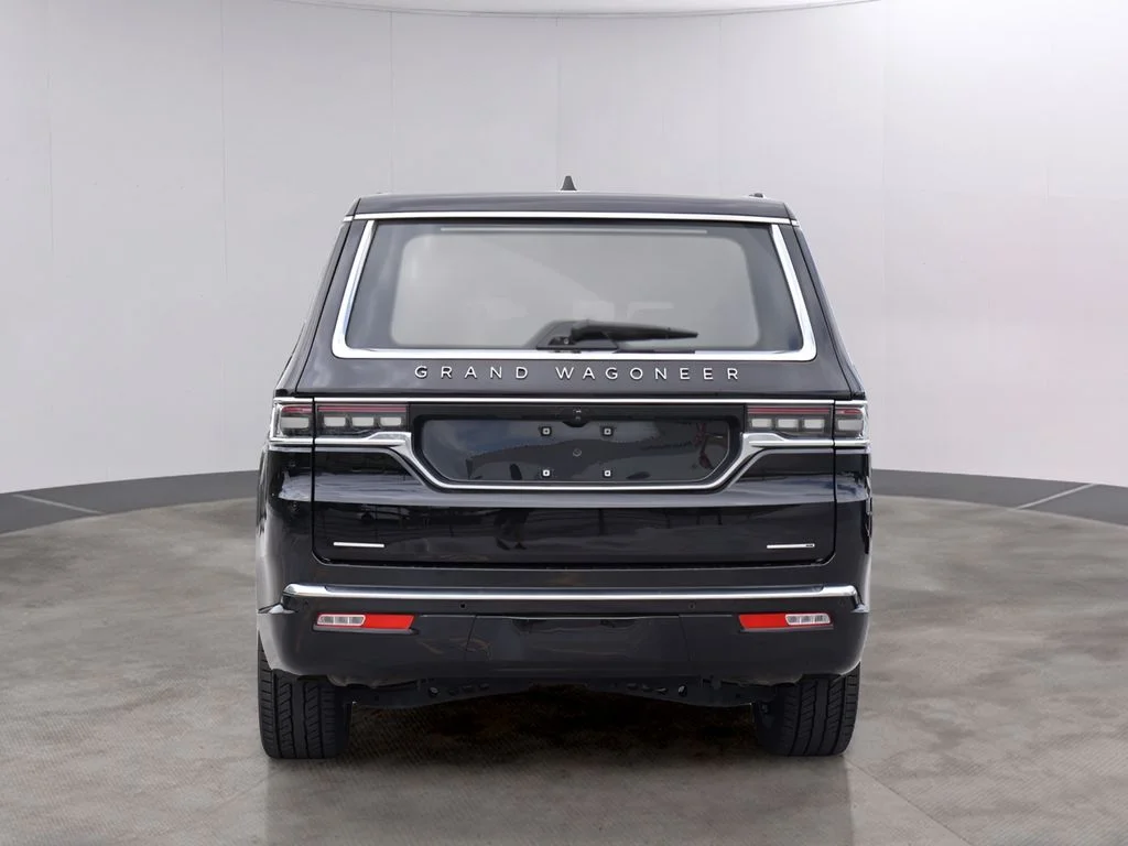 Used 2022 Diamond Black Crystal Pearlcoat Jeep Series III image 6