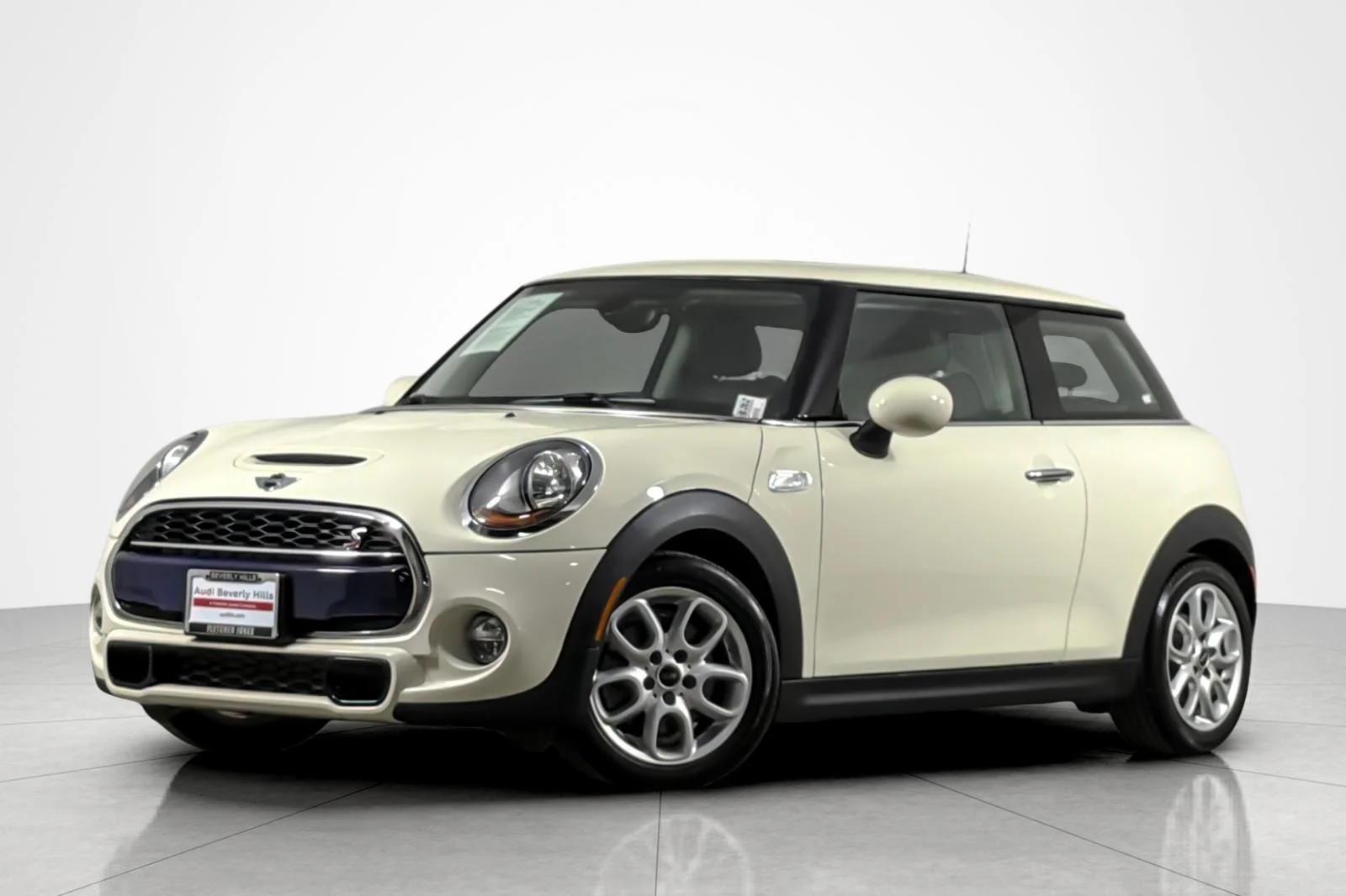 Used 2015 Pepper White MINI 2dr HB S image 1