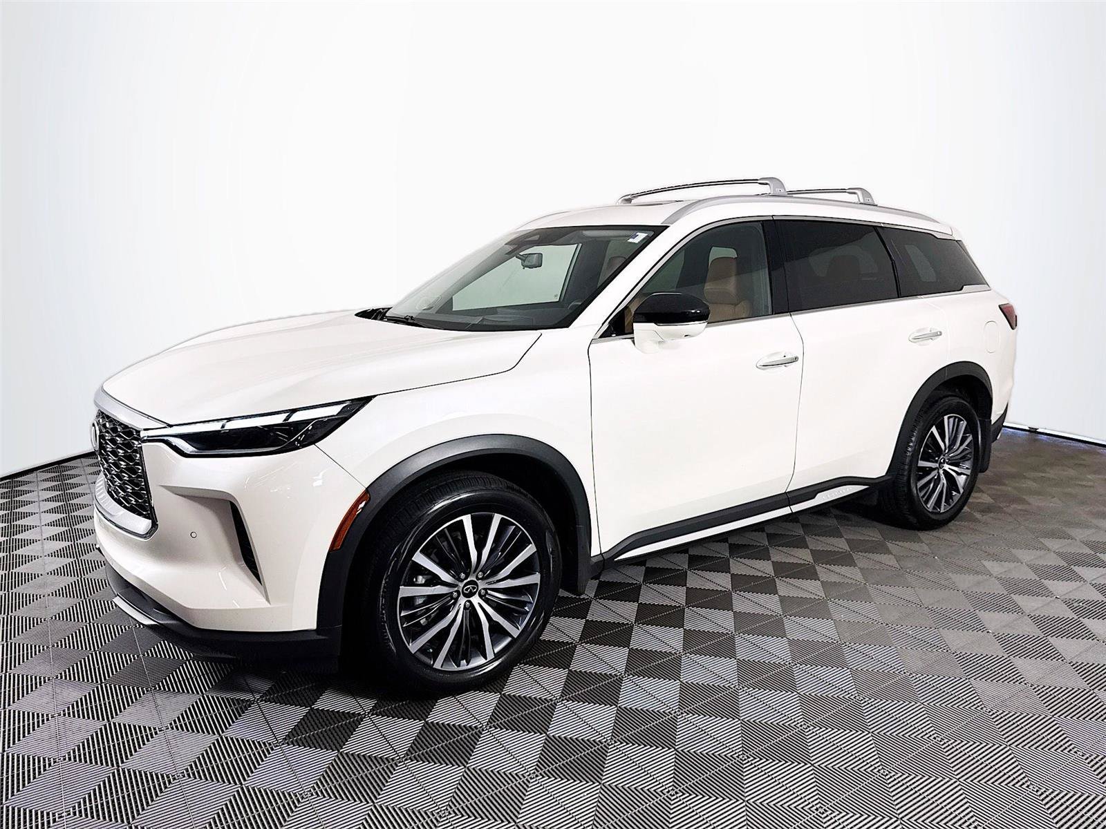 Used 2024 Majestic White INFINITI Sensory image 1