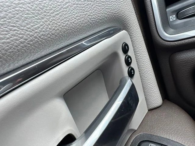 Used 2025 White Ram Laramie image 25