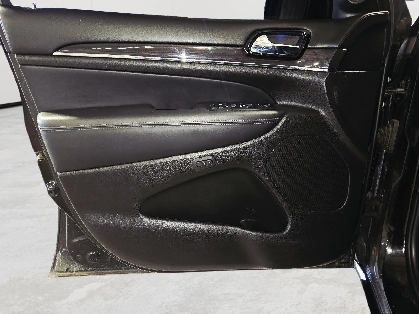 Used 2019 Diamond Black Crystal Pearlcoat Jeep Overland image 10