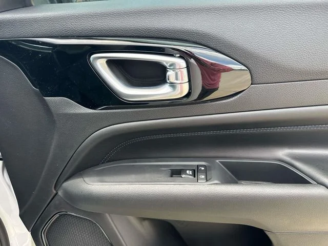 New 2026 White Jeep Latitude image 16