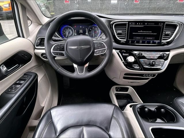 Used 2023 Silver Chrysler Touring L image 5