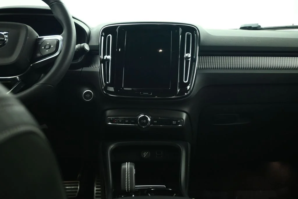 Used 2022 White Volvo R-Design image 37