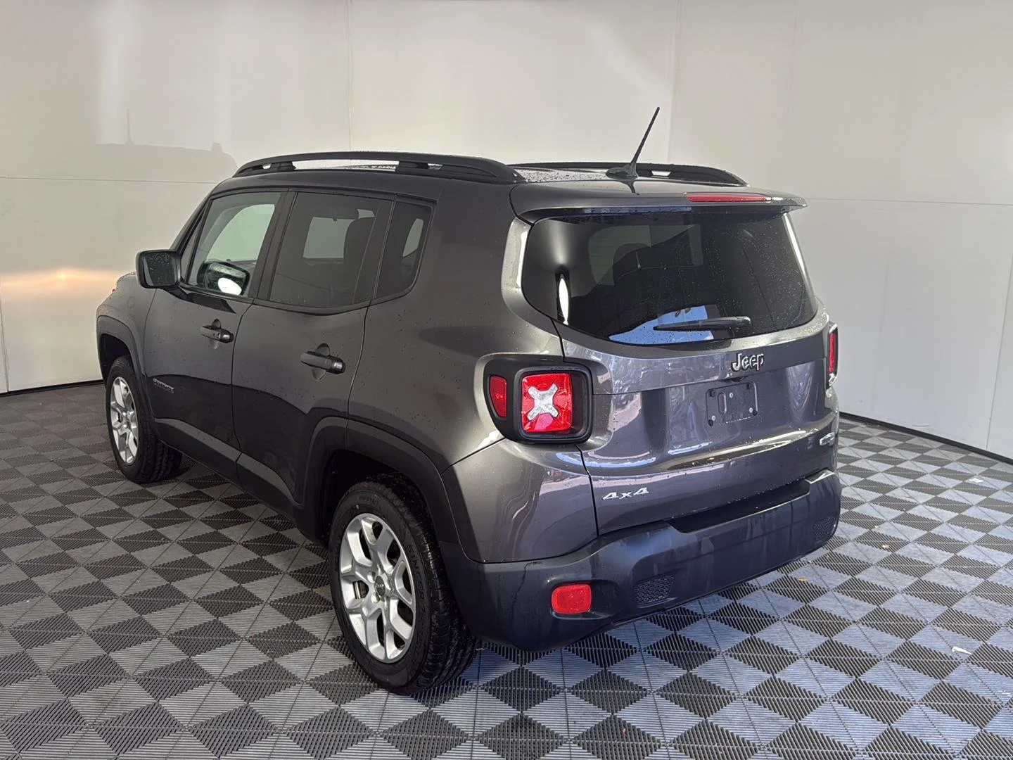 Used 2017 Granite Crystal Metallic Clearcoat Jeep Latitude image 7
