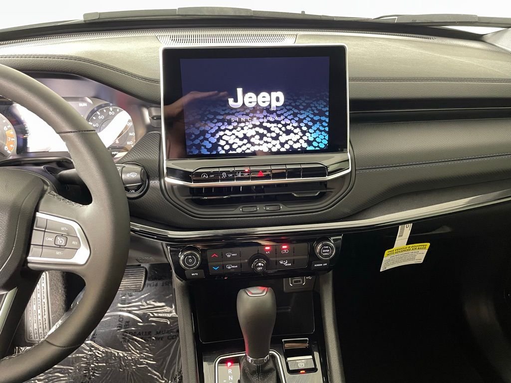 New 2026 Bright White Clearcoat Jeep Latitude image 24