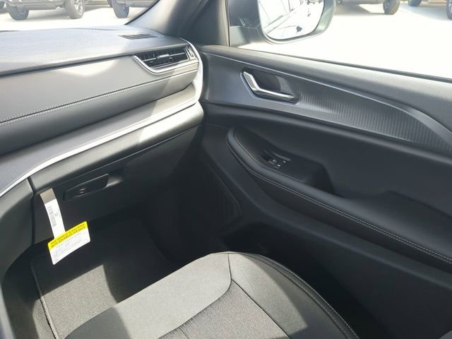 New 2026 Diamond Black Crystal Pearl-Coat Exterior Paint Jeep Laredo image 19