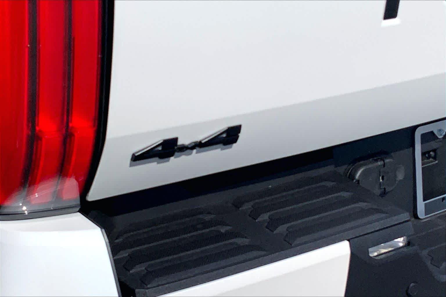 New 2026 Wind Chill Pearl Toyota Platinum image 17