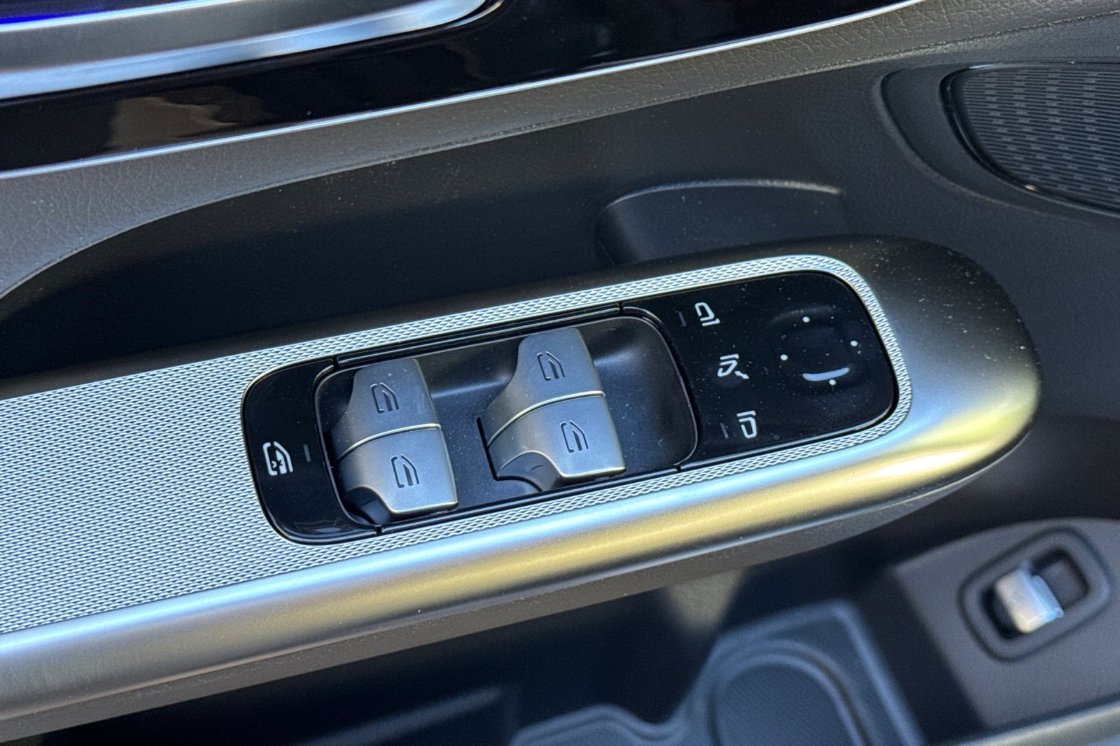 New 2027 Graphite Grey Metallic Mercedes-Benz GLC 300 image 25