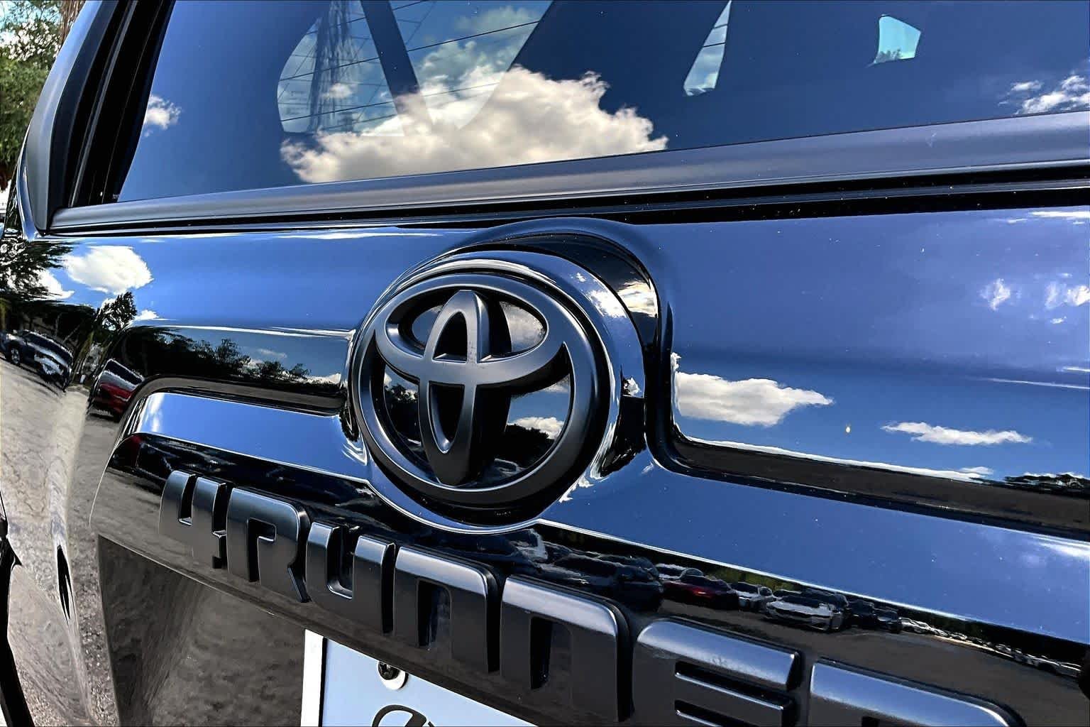 Used 2022 Midnight Black Metallic Toyota SR5 Premium image 31