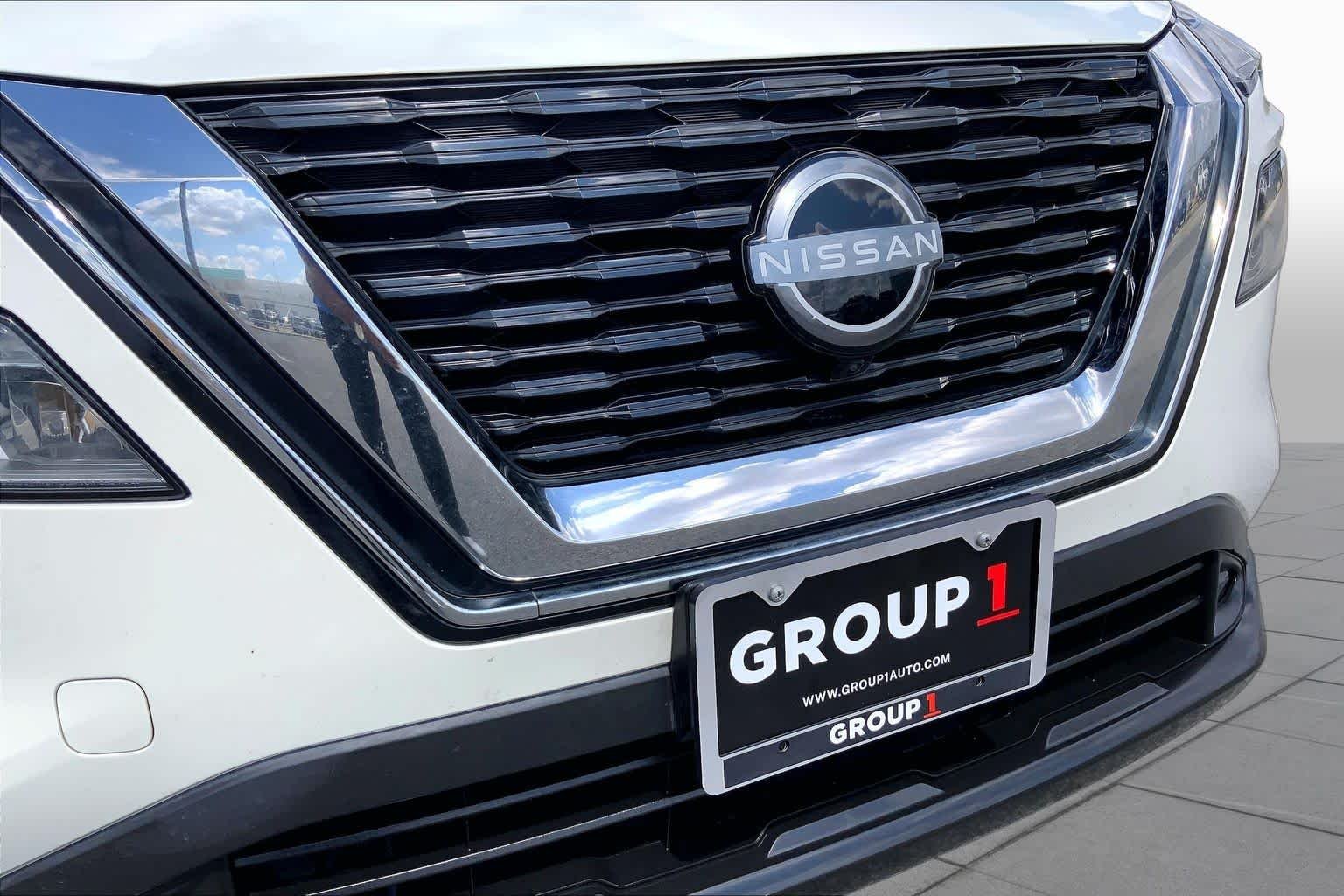 Used 2022 Pearl White Tricoat Nissan SL image 29