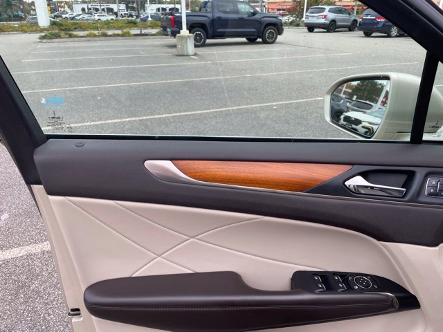 Used 2017 White Gold Metallic Lincoln Select image 17