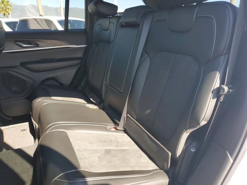 New 2026 Bright White Clear-Coat Exterior Paint Jeep Altitude image 15