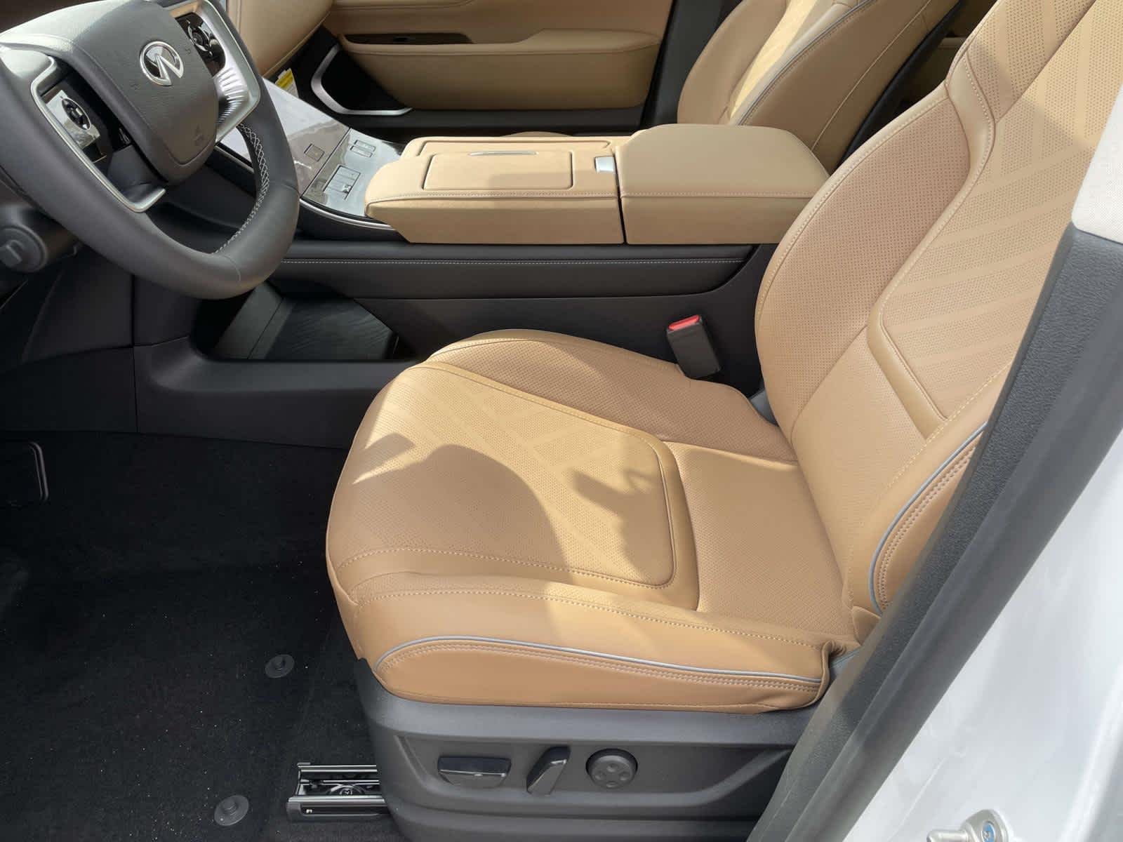 New 2026 Radiant White INFINITI LUXE image 15